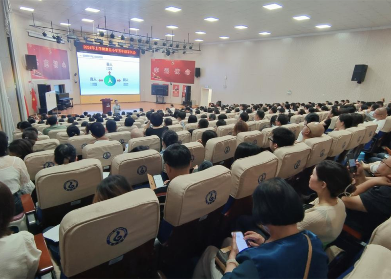 蔡汉权老师为家长们作了一场精彩的专题讲座。均为长沙晚报通讯员 杨丽 供图