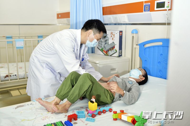 湖南省儿童医院普外一科副主任医师陈立健为俊俊检查。 湖南省儿童医院普外一科副主任医师陈立健为俊俊检查。