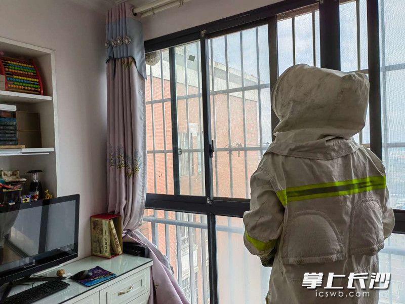 消防救援人员处理窗户上方的马蜂窝。