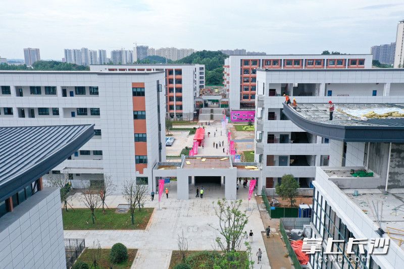 长沙市第十一中学拓址新建项目进入收尾阶段，将于8月竣工交付。  长沙晚报全媒体记者 王志伟 摄