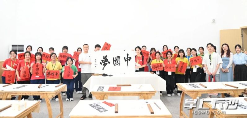 香港中学生和一中城南学生代表共同书写“中国梦”。