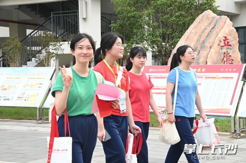香港中学生代表在一中城南中学参观。  均为长沙晚报通讯员余理供图