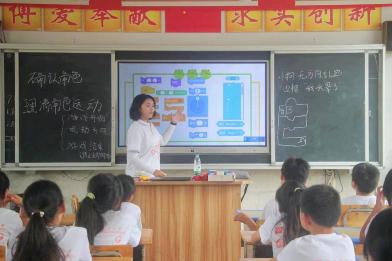 志愿者给同学们上课。均为长沙晚报通讯员 田汇涵 供图