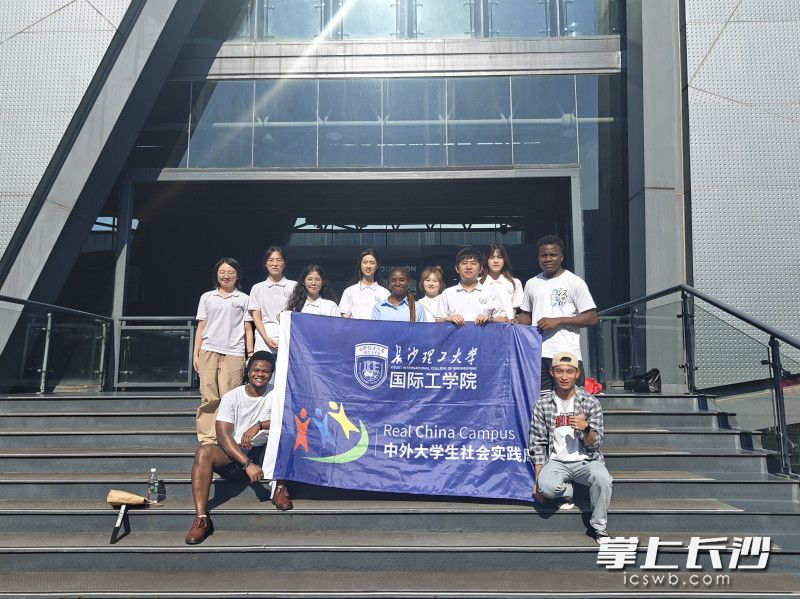 乔勇跟同学们一起参加社会实践。 受访者供图 乔勇跟同学们一起参加社会实践。 受访者供图