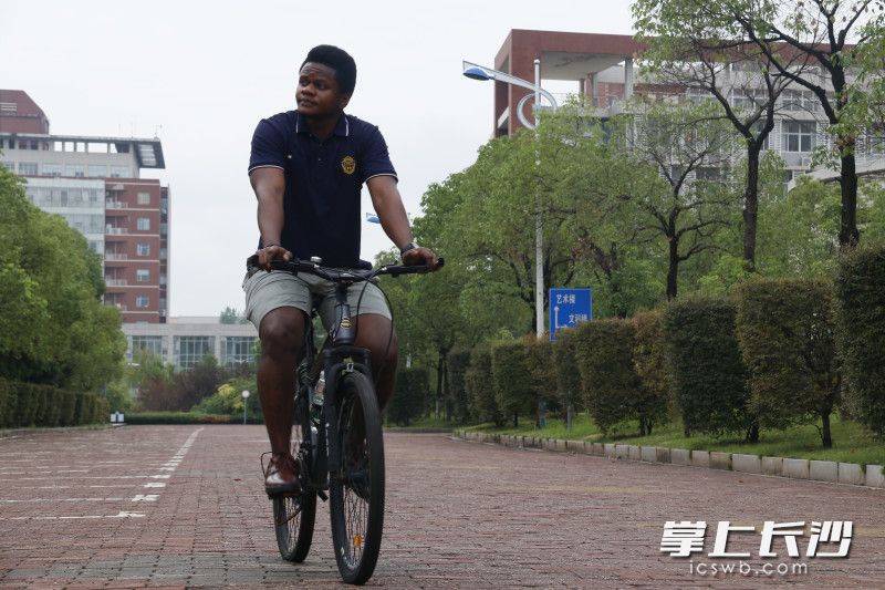 乔勇今年拿到了上海大学中文系本科录取通知书,临行前,他再一次骑车欣赏长沙理工大学校园风景。 长沙晚报全媒体记者 林暘 摄 乔勇今年拿到了上海大学中文系本科录取通知书,临行前,他再一次骑车欣赏长沙理工大学校园风景。 长沙晚报全媒体记者 林暘 摄