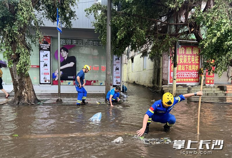 岳麓蓝天应急救援队队员在徐闻县参与救援。 岳麓蓝天应急救援队队员在徐闻县参与救援。