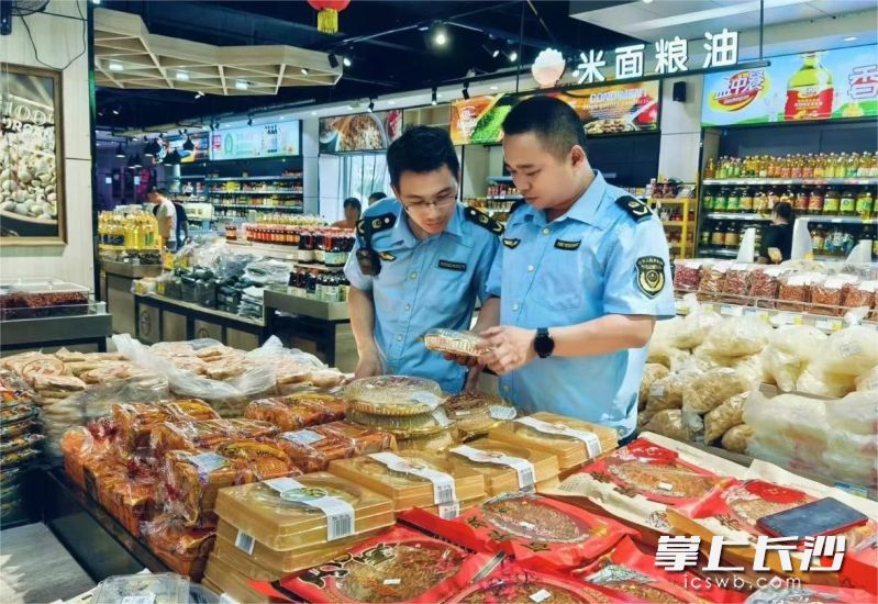 中秋节前，宁乡市市场监管局对月饼市场开展专项检查。 长沙晚报通讯员 奇华 供图