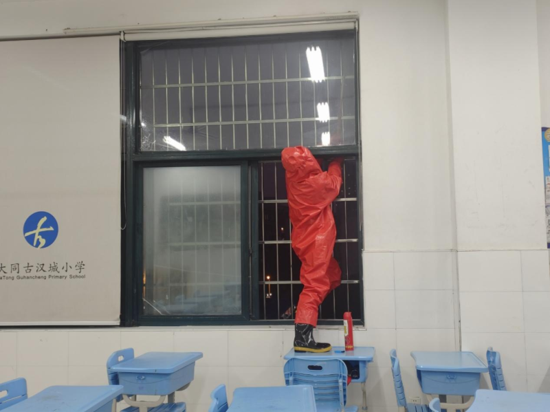 图为身着防护服的消防员在摘除马蜂窝。长沙晚报通讯员供图