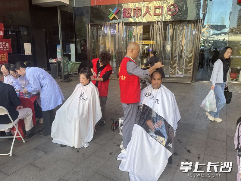 现场还为老年人准备了免费义诊、义剪等活动。