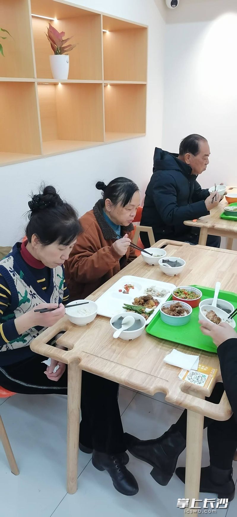 居民在社区老年食堂就餐。 通讯员供图 居民在社区老年食堂就餐。 通讯员供图