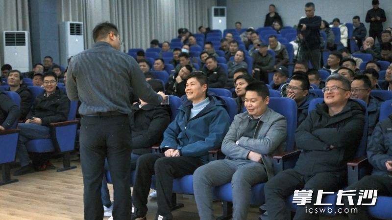 活动现场，蔡汉权与家长互动。