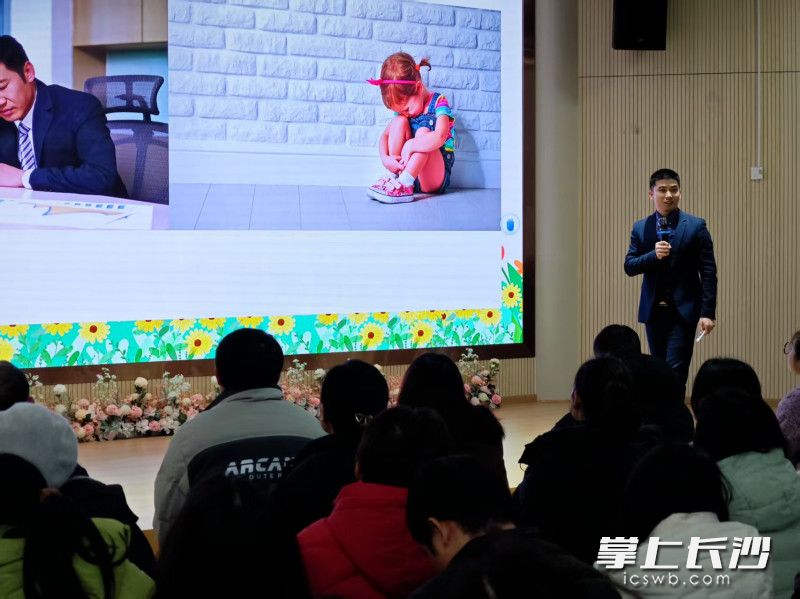 吴早两年来已举办百余场免费家庭教育公益讲座。采访对象供图