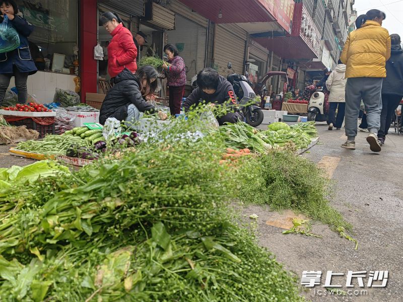 三月三，鲜嫩的地菜，成为农贸市场的明星商品。全媒体记者 刘捷萍 摄