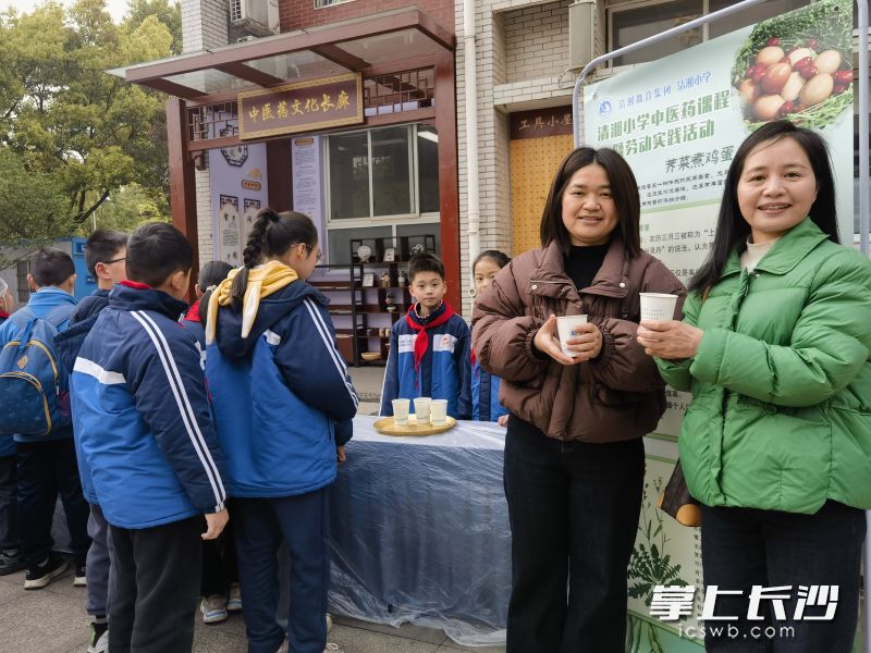 清湘小学巧妙地将民俗节气与中医药文化融合，开展“荠香润童心”主题实践活动。