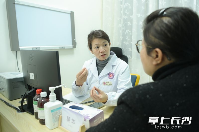 主任营养师蔡华为汤女士提供健康饮食指导。均为长沙晚报通讯员 梁辉 吴文娟 张超 供图