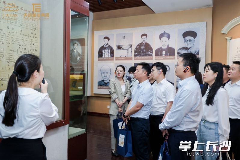 与会品牌企业相关负责人参观湖南第一师范。 与会品牌企业相关负责人参观湖南第一师范。