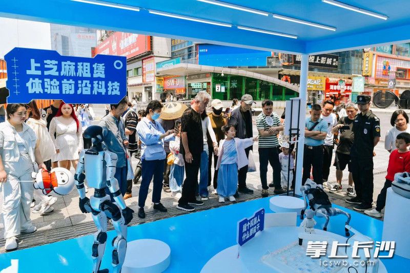 黄兴广场的芝麻租赁便民服务空间吸引不少市民和游客。