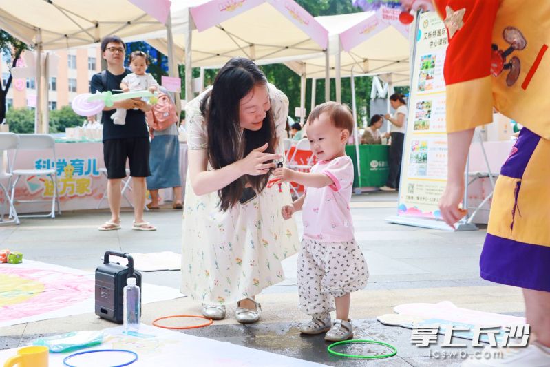孩子们正开心地参加现场活动。  长沙晚报全媒体记者 徐媛 实习生 杨淅茹 摄