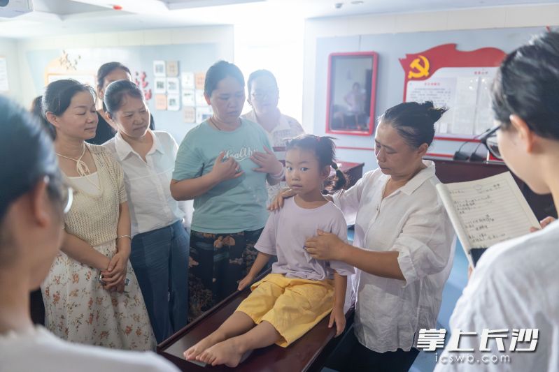 零基础小儿推拿家庭保健班现场。