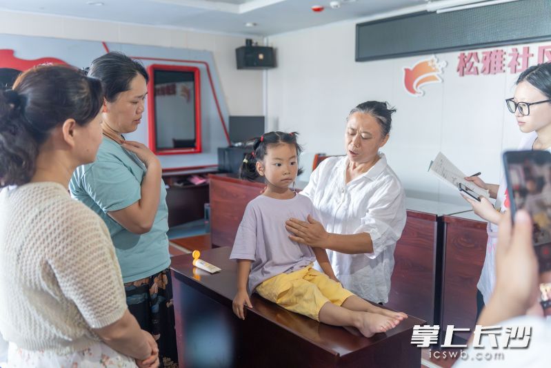 7月11日，“长沙社会工作学院”联合“星光社区学苑”打造的“社区学堂”首个样板项目——零基础小儿推拿家庭保健班正式开课。均为长沙晚报通讯员 廖俊 摄
