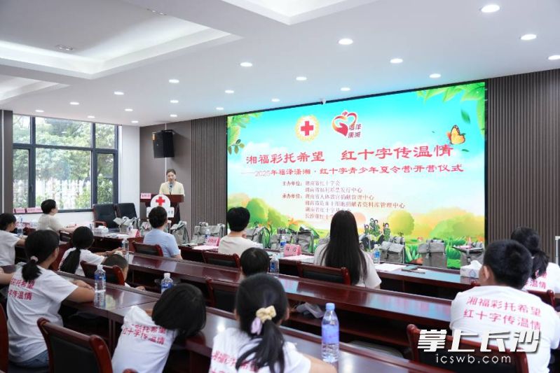造血干细胞捐献者代表赵明君回顾了2008年作为我省首位研究生的捐献经历,生动诠释了“红十字”精神。 造血干细胞捐献者代表赵明君回顾了2008年作为我省首位研究生的捐献经历,生动诠释了“红十字”精神。