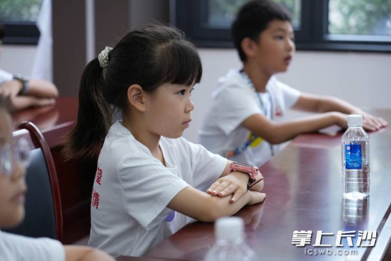 同学们认真聆听“生命接力”的感人故事。 同学们认真聆听“生命接力”的感人故事。