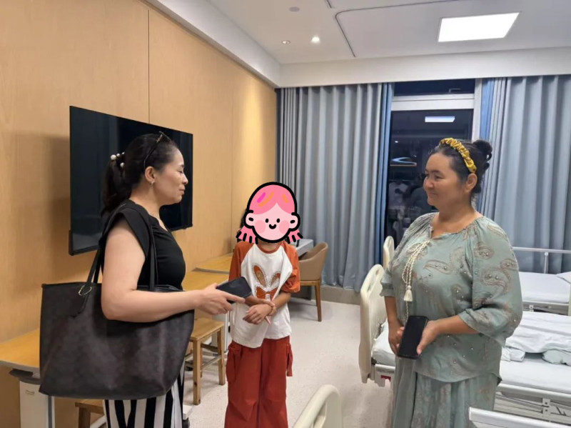 阿迪拉·阿力木（左二）入住爱尔眼科长沙医学中心。均为通讯员供图