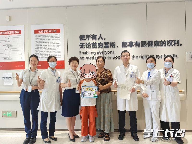 阿迪拉手持爱眼护眼绘画表达对医护人员及社会爱心人士的感谢。通讯员 供图 阿迪拉手持爱眼护眼绘画表达对医护人员及社会爱心人士的感谢。通讯员 供图