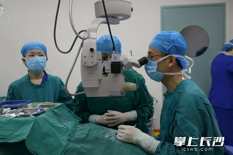 爱尔眼科长沙医学中心王科华主任及团队正在为阿迪拉进行手术。 爱尔眼科长沙医学中心王科华主任及团队正在为阿迪拉进行手术。