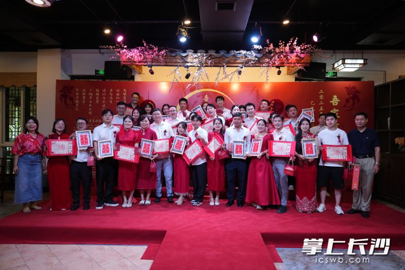 颁证仪式现场,非遗传承人现场展示剪纸技艺。 颁证仪式现场,非遗传承人现场展示剪纸技艺。