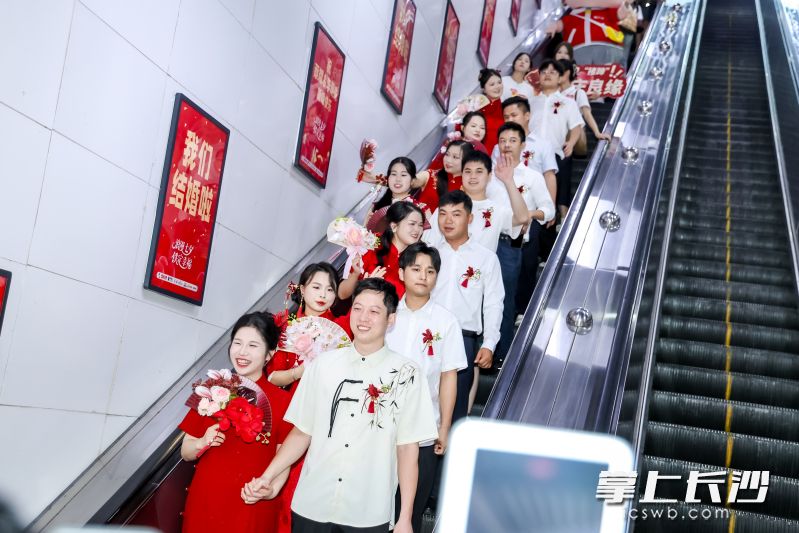 8月29日,“浪漫七夕 铁定幸福”长沙地铁国风集体婚礼暨靖港古镇国潮婚典活动举行。 均为通讯员供图 8月29日,“浪漫七夕 铁定幸福”长沙地铁国风集体婚礼暨靖港古镇国潮婚典活动举行。 均为通讯员供图
