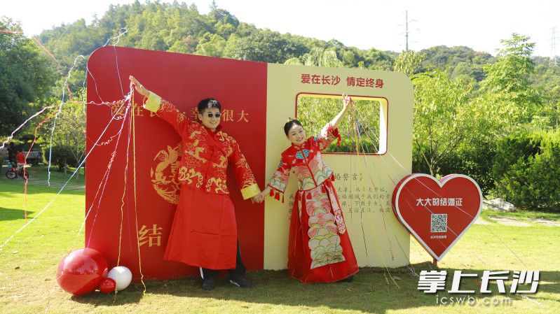 “幸福长沙 甜蜜出彩”七夕国潮集体婚礼在桃花岭公园浪漫上演。 长沙晚报全媒体记者 刘俊 摄 “幸福长沙 甜蜜出彩”七夕国潮集体婚礼在桃花岭公园浪漫上演。 长沙晚报全媒体记者 刘俊 摄
