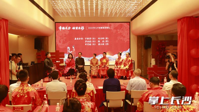 “全国文明家庭”长沙市刘习明家庭和新婚夫妇共同将幸福传递。 长沙晚报全媒体记者 刘俊 摄 “全国文明家庭”长沙市刘习明家庭和新婚夫妇共同将幸福传递。 长沙晚报全媒体记者 刘俊 摄