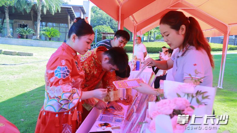 现场,长沙福彩为新人送上福彩祝福,并传递公益理念。 长沙晚报全媒体记者 刘俊 摄 现场,长沙福彩为新人送上福彩祝福,并传递公益理念。 长沙晚报全媒体记者 刘俊 摄