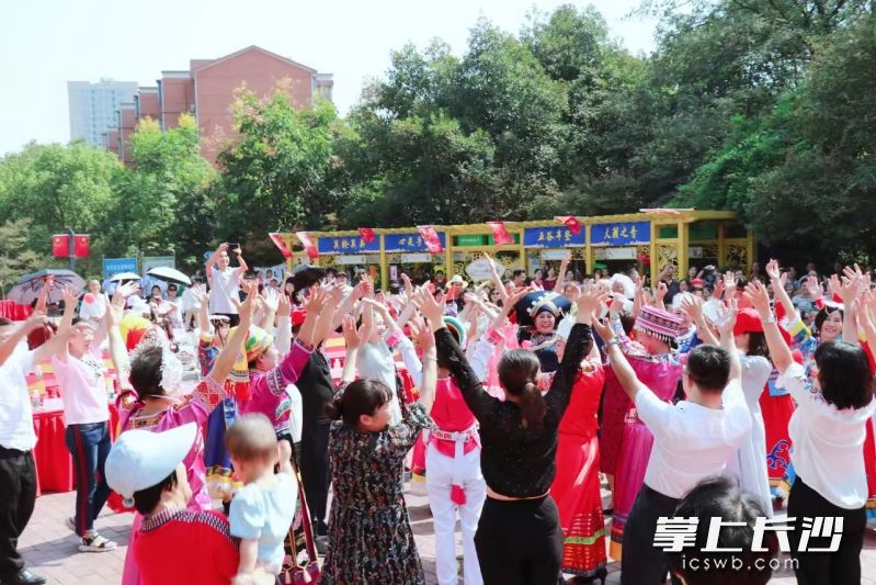 阳明山庄社区多民族同胞联欢活动现场。 阳明山庄社区多民族同胞联欢活动现场。