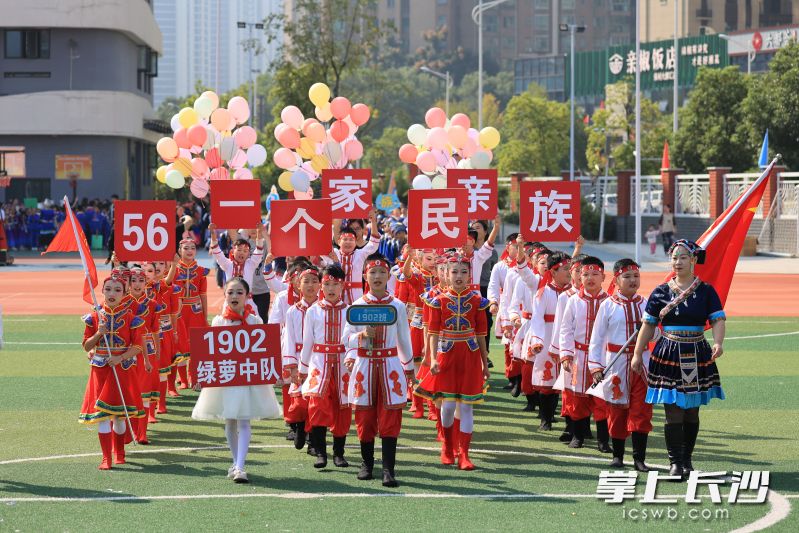 桔园小学开展民族团结一家亲活动。 桔园小学开展民族团结一家亲活动。