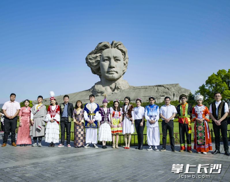 中南大学各族师生在橘子洲青年毛泽东雕塑前共唱民族团结之歌。 均为长沙市民宗局供图 中南大学各族师生在橘子洲青年毛泽东雕塑前共唱民族团结之歌。 均为长沙市民宗局供图