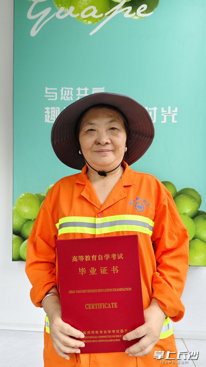 黄新生苦读5年,终于拿到了专业自考文凭。 除另注明外均为长沙晚报全媒体记者周小华摄 黄新生苦读5年,终于拿到了专业自考文凭。 除另注明外均为长沙晚报全媒体记者周小华摄
