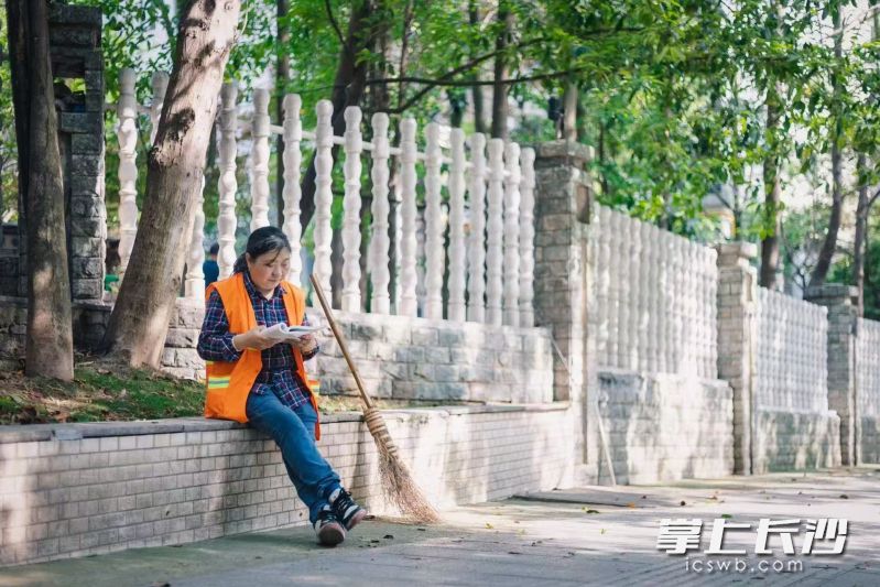 黄新生在工作间隙读书。 受访者供图 黄新生在工作间隙读书。 受访者供图