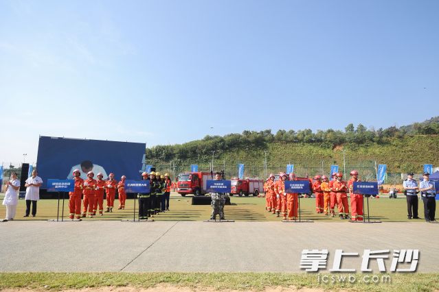 望城区2025年度森林火灾扑救应急演练今日举行。  均为长沙晚报全媒体记者舒元臻摄