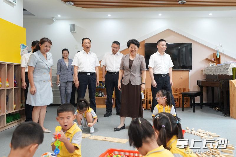 近日，省委常委、市委书记吴桂英围绕“教育强市”开展“十五五”规划专题调研，走进保利西海岸幼儿园。