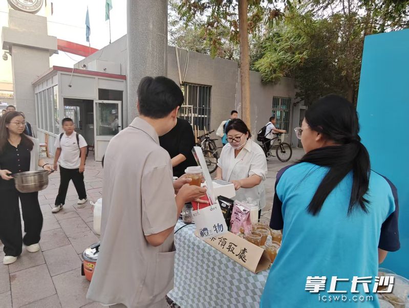 胡巧萍(中)在发放奶茶。 均为受访者供图 胡巧萍(中)在发放奶茶。 均为受访者供图