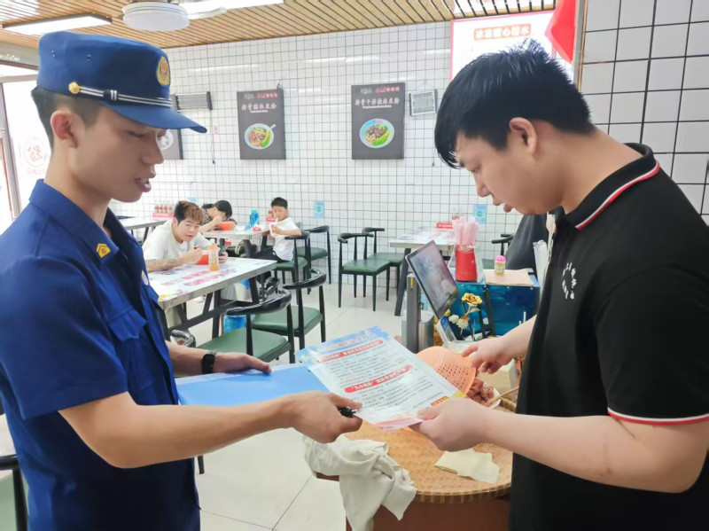 消防员将安全知识送到群众身边。长沙晚报通讯员 刘伟 摄