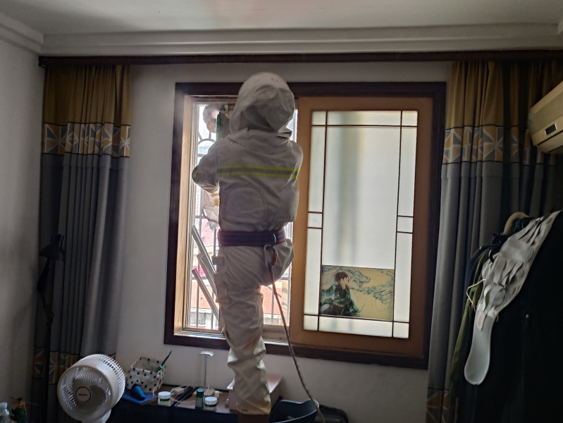 消防员正在摘除马蜂窝。长沙晚报通讯员 刘伟 摄