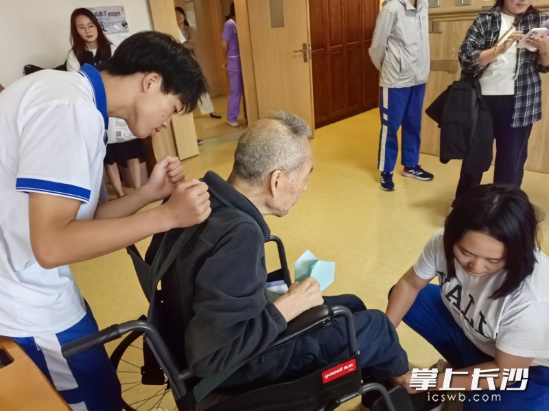 在养老服务中心,雅礼学生们为老人捶背、按摩。 在养老服务中心,雅礼学生们为老人捶背、按摩。