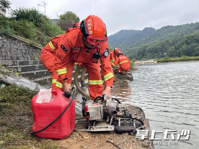 实测环节设置了野外取水、水泵架设、泵车协同等科目。  均为长沙晚报通讯员桂生供图