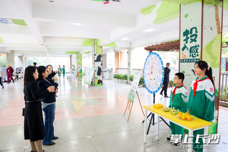 与会嘉宾参观岳麓区实验小学近视防控设施与成果展示，体验视觉健康互动项目。 均为长沙晚报通讯员郭思逸、周燕萍供图