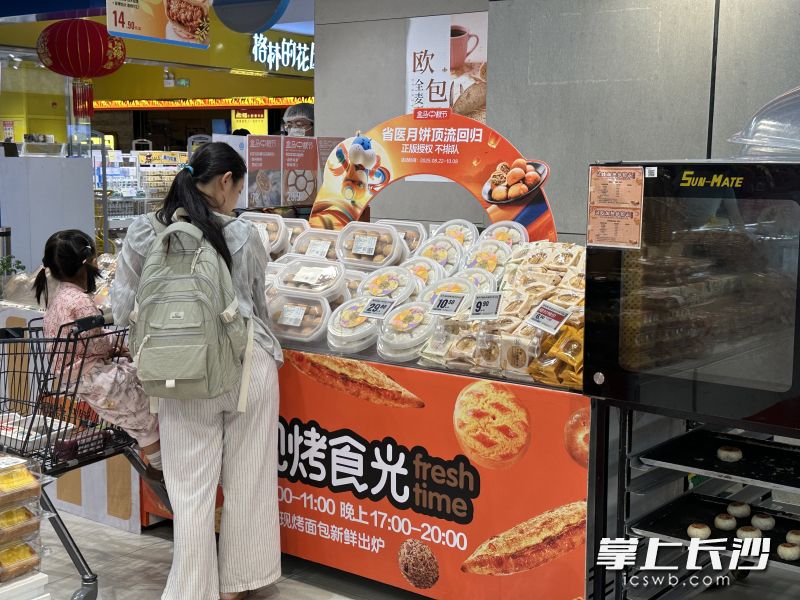 市民正在“省医月饼”货架前驻足选购。 以上均为长沙晚报全媒体记者贾凯清摄