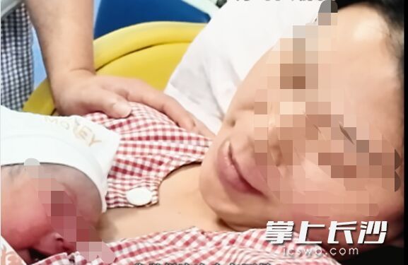 10月1日2时42分，伴随着一声响亮的啼哭，湖南省妇幼保健院迎来今年第一个“国庆宝宝”。长沙晚报通讯员 韩旭 摄