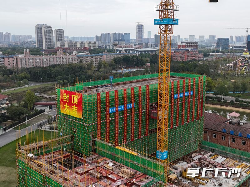 湘郡培粹实验中学隆平校区项目首栋教学楼主体结构顺利封顶。 通讯员供图 湘郡培粹实验中学隆平校区项目首栋教学楼主体结构顺利封顶。 通讯员供图